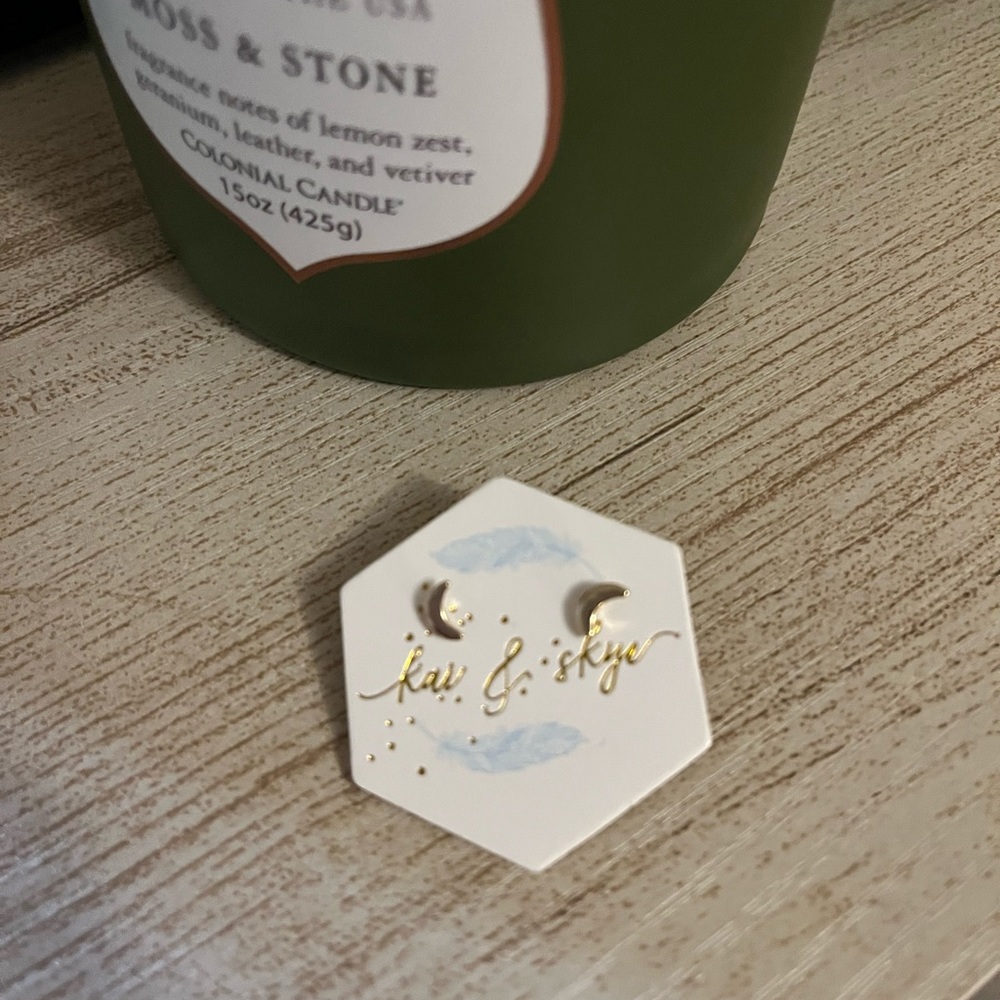 Crescent moon 🌙 stud earrings BRAND NEW